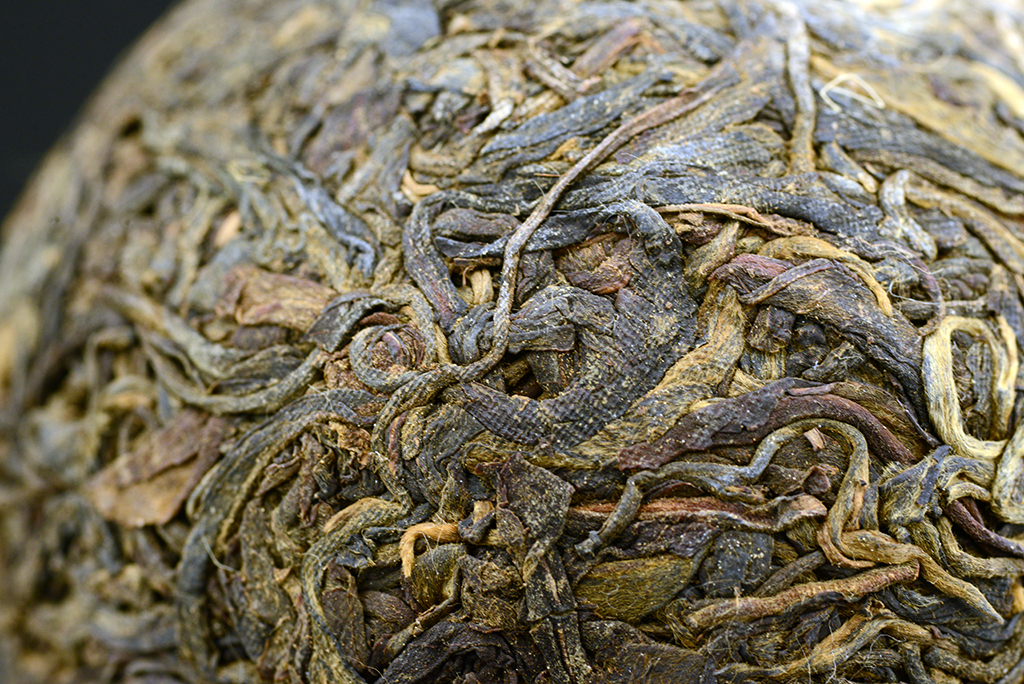 Longyun hao yiwu sheng puerh tea